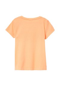 Korte mouw T-shirt van lichtoranje ribstof. Ronde hals, comfortabele pasvorm, met een zachte textuur en zonder extra patronen of accenten.