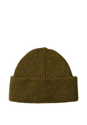 Olivengrøn ribstrikket beanie med foldet kant, designet til varme og afslappet brug.