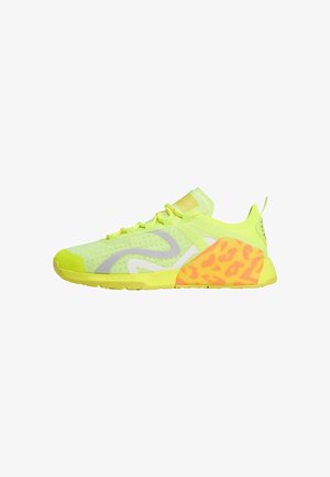 Chaussure de sport jaune fluo avec tige en maille respirante, design d'accent gris et imprimé léopard orange vif sur le talon. Semelle en caoutchouc plate.
