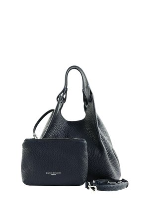 Sac à main en cuir noir texturé avec une pochette zippée amovible et une bandoulière réglable séparée placée à l'avant.