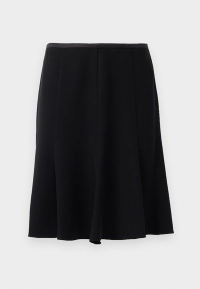 Černá áčková sukně s hladkou texturou, doplněná páskem a sklady pro plynulý pohyb. Bez viditelných akcentů nebo vzorů.