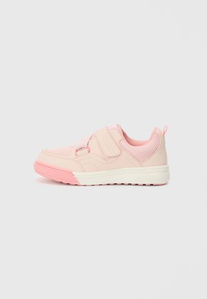 Baskets rose clair avec une tige en synthétique lisse, détails en maille, bande Velcro, semelle texturée et semelle intermédiaire blanche contrastante.