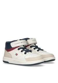 Zapatillas altas blancas y beige con detalles en marino, que cuentan con una cinta de velcro, cierre de cordones y un detalle de logo en el lateral.