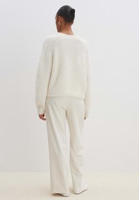 someday. Stickad tröja - white