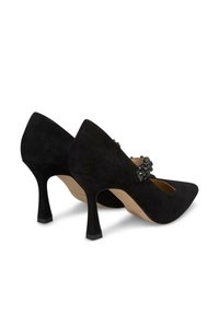 Tacchi alti in suede nero con punta affusolata e un dettaglio decorativo di perline. Presentano un sottile tacco a stiletto e una superficie testurizzata.