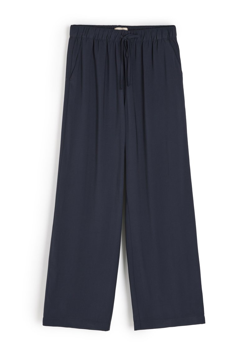 Granatowe spodnie o szerokich nogawkach z elastycznym pasem i sznurkiem, wykonane z gładkiego, lekkiego materiału. Zawierają dwie boczne kieszenie.
