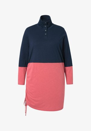 Granatowa i różowa sukienka z długim rękawem w układzie kolorów, z wysokim kołnierzem, zapinana na guziki, z regulowanym ściągaczem po bokach. Wykonana z miękkiej bawełny.
