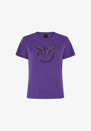 Ljubičasta pamučna majica s ukrasnim uzorkom crnih i ljubičastih ukrasa u stiliziranom dizajnu sprijeda. Kratki rukavi.