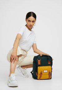 Doughnut MACAROON BACKPACK UNISEX - Mochila - slate green/yellow