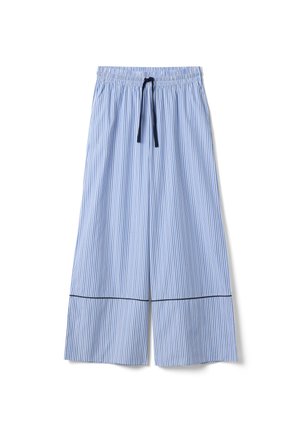Hellblaue, weit geschnittene Hose mit dünnen vertikalen weißen Streifen, elastischem Bund, schwarzer Kordel und schwarzem horizontalem Besatz oberhalb des Saums.
