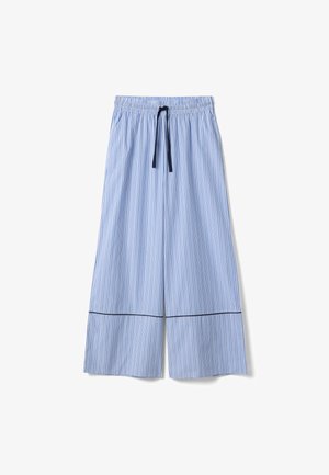 Pantalones de pierna ancha azul claro con finas rayas verticales blancas, cintura elástica, cordón negro y ribete negro horizontal encima del dobladillo.