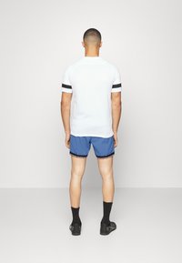 Nike Performance Pantalón corto de deporte - blue