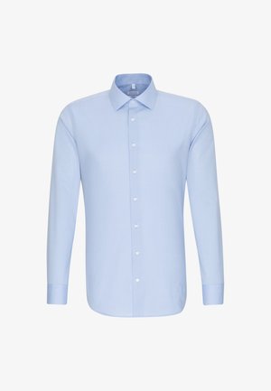 Helles blaues Hemd mit langen Ärmeln, Kragen und weißen Knöpfen. Aus glattem Stoff gefertigt, mit geradem Saum und taillierter Passform.