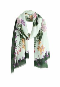 Lekki, zielony szalik w kwiaty z fioletowymi i pomarańczowymi wzorami, z frędzlami i jedwabistą teksturą.