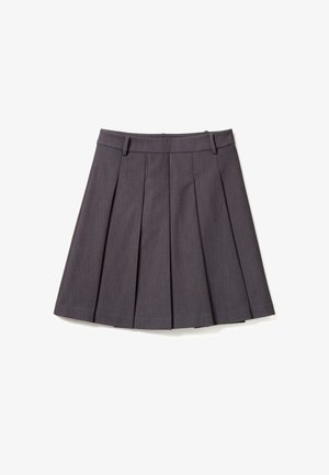 Gonna a pieghe grigia con cintura, realizzata in tessuto strutturato. Presenta pieghe nette e una silhouette aderente, adatta per varie occasioni.