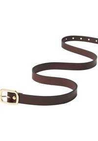 Brun læderbælte med en glat tekstur, der har en gul metalspænde og flere huller til justering. Krum form vist i en bølget position.