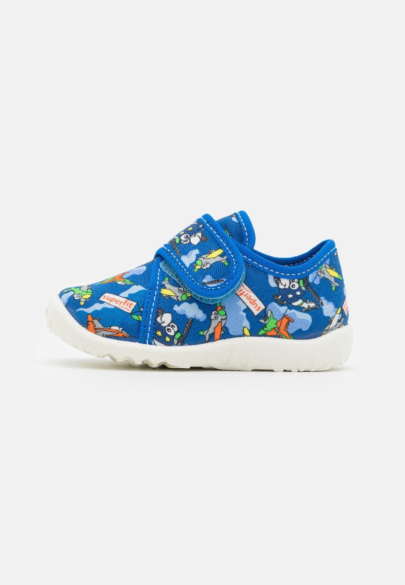 Chaussure pour enfant bleu vif avec semelle blanche, motif d’avion de dessin animé et une seule bride Velcro sur le côté.
