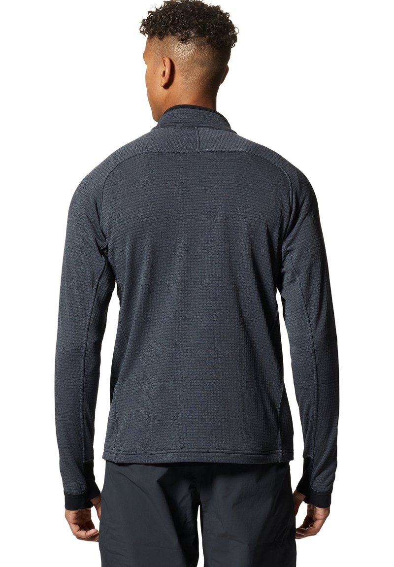 Męski ciemnoniebieski pulower z długim rękawem o teksturowanym wzorze, z wysokim kołnierzem i dopasowanymi rękawami. Materiał wydaje się miękki i elastyczny.