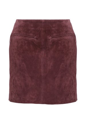 Mini-jupe en suédine bordeaux avec une texture lisse, dotée de deux poches arrière et d'un design ajusté. Silhouette minimaliste et moderne.