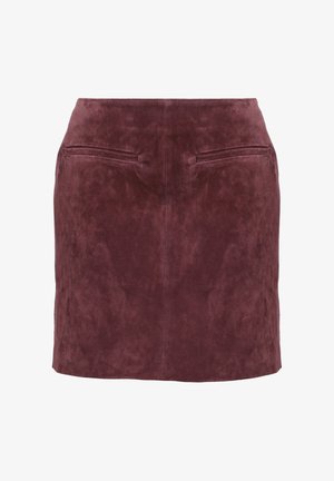 Lyhyet burgundinpunaiset mokkashortsit, joissa on sileä pinta, kaksi takataskua ja kapea muotoilu. Minimalistinen ja moderni siluetti.