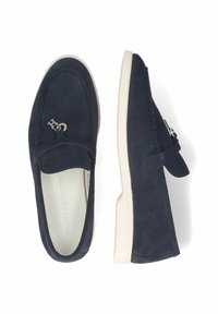 Marineblaue Wildlederloafer mit einer dekorativen silbernen Schnalle, weißer Gummisohle und gestickten Details entlang der Kanten.