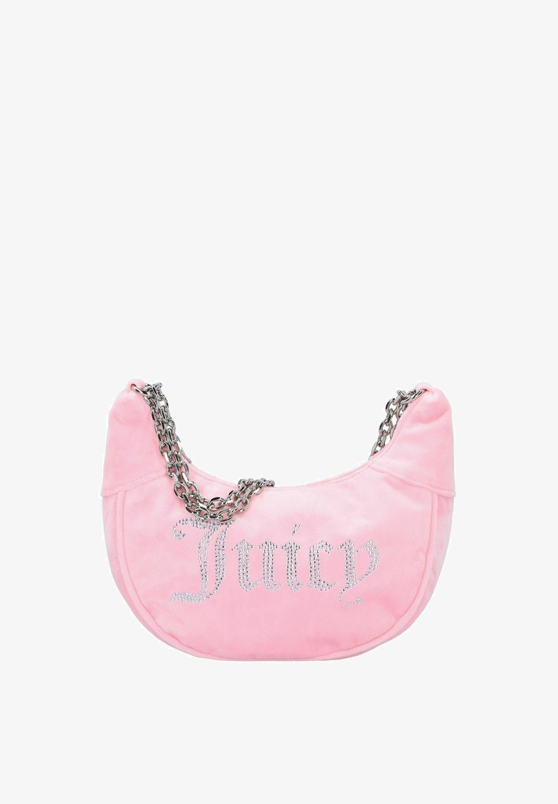 Ροζ βελούδινη τσάντα χειρός με ασημένια αλυσίδα, που διαθέτει κρύσταλλα με το κείμενο "Juicy". Στρογγυλή ημισελήνια μορφή με μαλακή υφή.