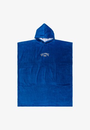 Poncho azul con capucha hecho de un tejido suave y aterciopelado. Presenta un logo en la parte frontal y una forma rectangular sencilla con una capucha central.