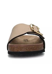 Infradito color marrone chiaro con una ampia fascia, accentato da una fibbia dorata, suola simile al sughero e sottopiede morbido e testurizzato. Profilo piatto per un facile utilizzo.