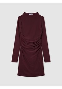 Abito lungo bordeaux con maniche lunghe e collo alto, caratterizzato da dettagli laterali arricciati e una texture di tessuto liscia e morbida. Silhouette semplice e aderente.