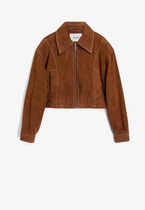 Bruine suède cropped jack met een puntige kraag, een rits aan de voorkant en lange mouwen. Voorzien van naaddetails en zijket pockets.