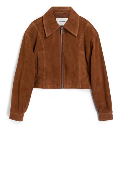 Braune Wildleder-Cropped-Jacke mit spitzem Kragen, Reißverschluss und langen Ärmeln. Verfügt über Nahtdetails und seitliche Taschen.