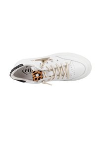 Zapatilla de cuero blanca con ojales dorados, acento de print de leopardo y parte trasera de textura negra. Presenta punta redonda y suela texturizada.