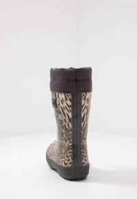 Sateen kumiblazata leopard kućište sivi tekstilni manžet. Glatka, sjajna površina i izdržljiv potplat s teksturiranim gripom.