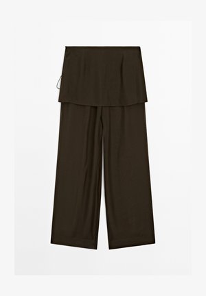 Brede broek in donkerbruin stof met een gelaagd ontwerp rond de taille. Soepele textuur, strakke lijnen en een ontspannen pasvorm. Geen zichtbare hardware.