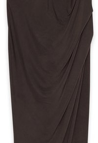 Rjava obleka z drapiranjem, izdelana iz mehkega blaga, s asimetričnimi gubami in gladko teksturo, v dolžini do kolen.