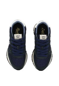 Scarpe da ginnastica blu scuro realizzate in tessuto e suede, con punta rotonda e design con lacci. Dettagliate con l'etichetta "LE RAGAZZE CORRONO PIÙ VELOCE".