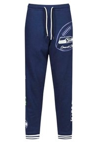 Navyblauwe sweatpants met witte drawstring, voorzien van een voetbalafbeelding en teamlogo op het rechterbeen. Geribbelde boorden bij de enkels.
