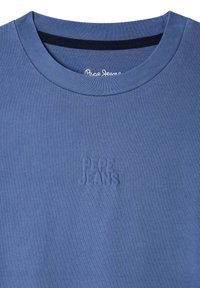 Modra bombažna majica s klasičnim okroglim izrezom. Ima teksturiran logotip "PEPE JEANS" vtisnjen spredaj. Gladko, rebrasto blago.