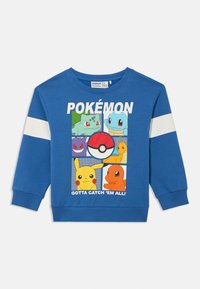 Modra majica s kapuco z barvnim grafičnim prikazom Pokémonov z liki in belimi črtami na rokavih. Besedilo se glasi »POKÉMON Gotta Catch 'Em All!«