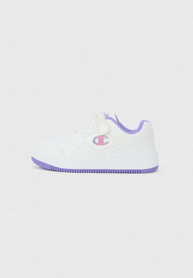 Baskets blanches avec des accents violets, dotées d'une superposition texturée et d'une écusson logo sur le côté. Design léger avec une semelle amortie.