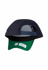 Dunkelblaues Baseballcap mit grünem Schirmunterseite, verstellbarem Snapback-Riemen und Baseball-Logosticker auf der Unterseite.