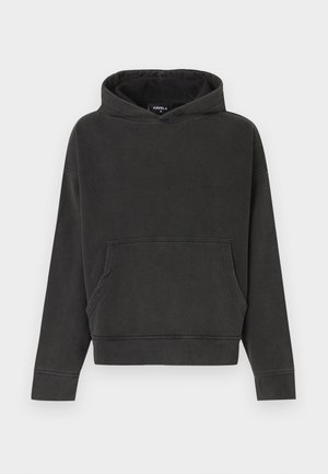 Must suurte mõõtmetega kapuutsiga dressipluus koos kängurutasku ja pikkade varrukatega, puuvillane materjal, laotatud valge taustal.