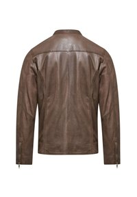 Giacca di pelle marrone con una texture liscia, colletto alzato e polsini con zip. Presenta dettagli delle cuciture e una vestibilità aderente sulla schiena.