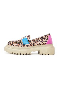 Scarpa in stampa leopardata beige, con accenti blu e rosa, suola spessa e texturizzata, e dettaglio con fibbia sul lato.