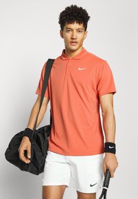 Nike Performance SOLID - Polo - madder root/white