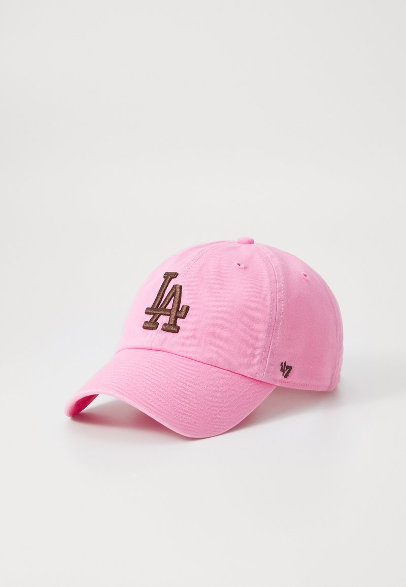 Rosa bomullsbasebollkeps med böjd skärm, som har en broderad "LA"-logotyp i brunt och en liten vit etikett på sidan.
