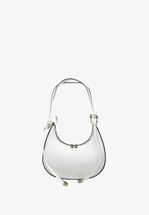 Witte leren handtas met zwarte accenten, gebogen vorm, dubbele schouderbanden en een ritssluiting met metalen details.