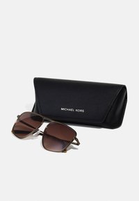 Michael Kors SILVERTON - Sluneční brýle - matte husk/brown gradient