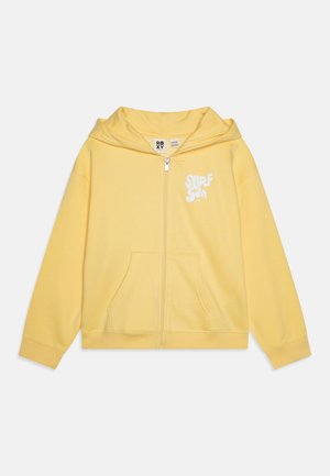 Žlutá mikina na zip s klokaní kapsou, zdobená bílým potiskem "SURF SUN". Měkká tkanina a volný střih, s kapucí.