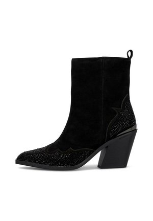 Stivale alla caviglia in suede nero con punta affusolata, design scallop decorativo e impreziosito con gemme nere sulla punta e sul tallone.